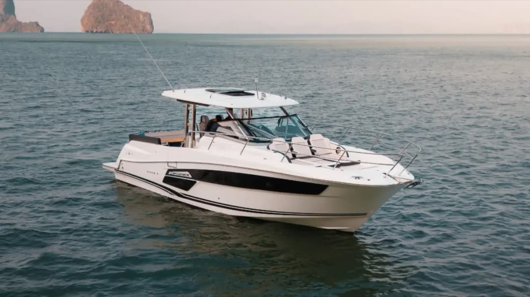 Luxury speedboat - Cover