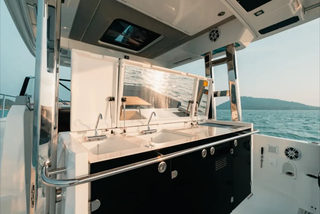 Luxury speedboat - Image 4