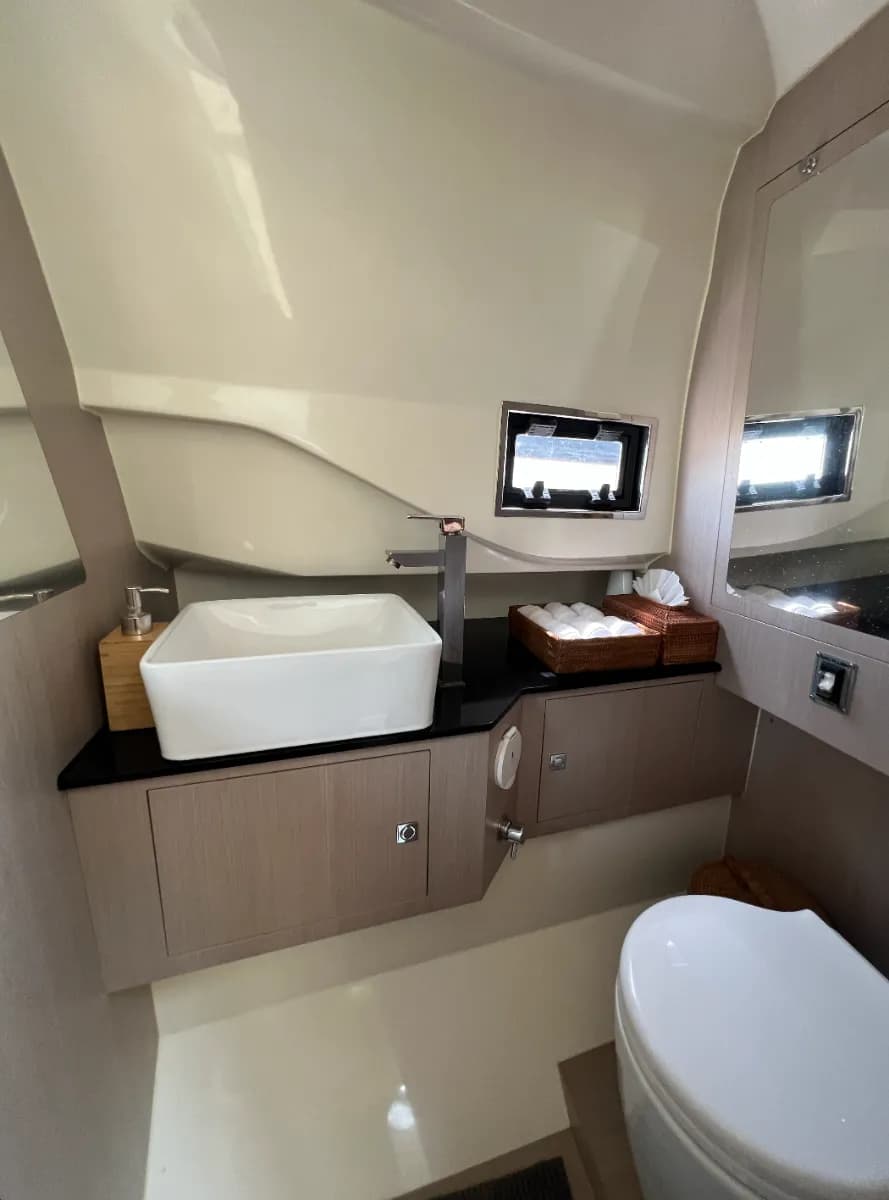 Luxury SpeedBoat 38ft - Image 13