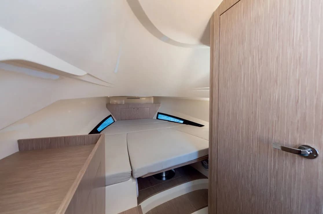 Luxury SpeedBoat 38ft - Image 11