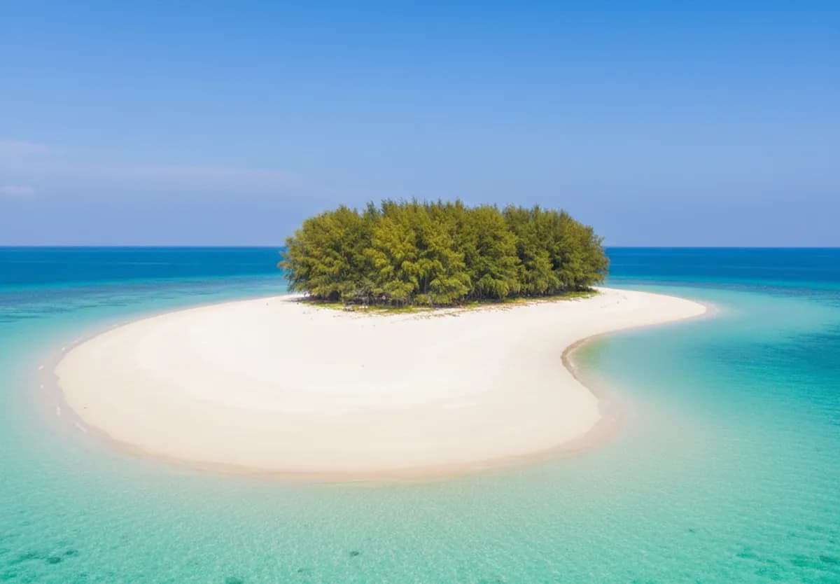 אי במבוק - חול לבן ומים כחולים